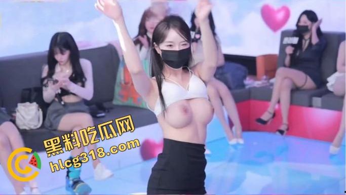 韩国妹子团播乳量爆表,一水儿的大奶圆碗,谁还看咱这边的擦边鬼打灯?深夜点进去刺激到睡不着觉!-4