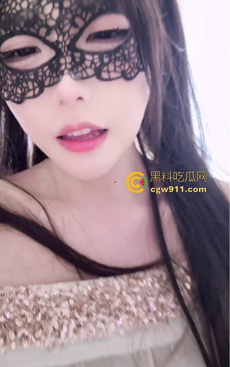 抖音清纯女神【不要凶小乖】清纯外表下藏着骚浪灵魂,私下大胆放纵,极品身材隔裤自慰,潮喷淫水流淌一地!-3