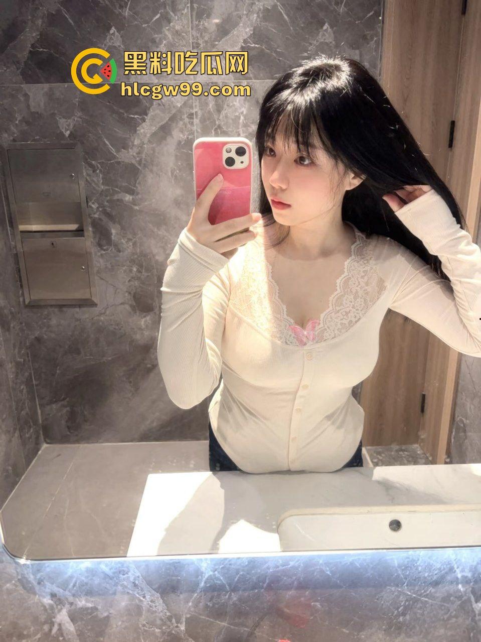 湖南外贸职业反差母狗【杨雨欣】偷拍全程记录女生宿舍换衣，床帘内露奶自慰淫荡又刺激！-4