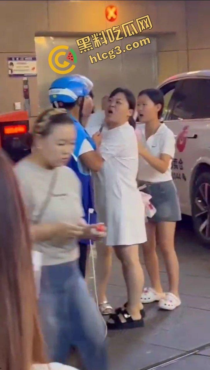 陕西延安 一外卖员过马路 被两名泼妇无故辱骂殴打并吐痰 因其抱着小孩 并未还手而报警-7