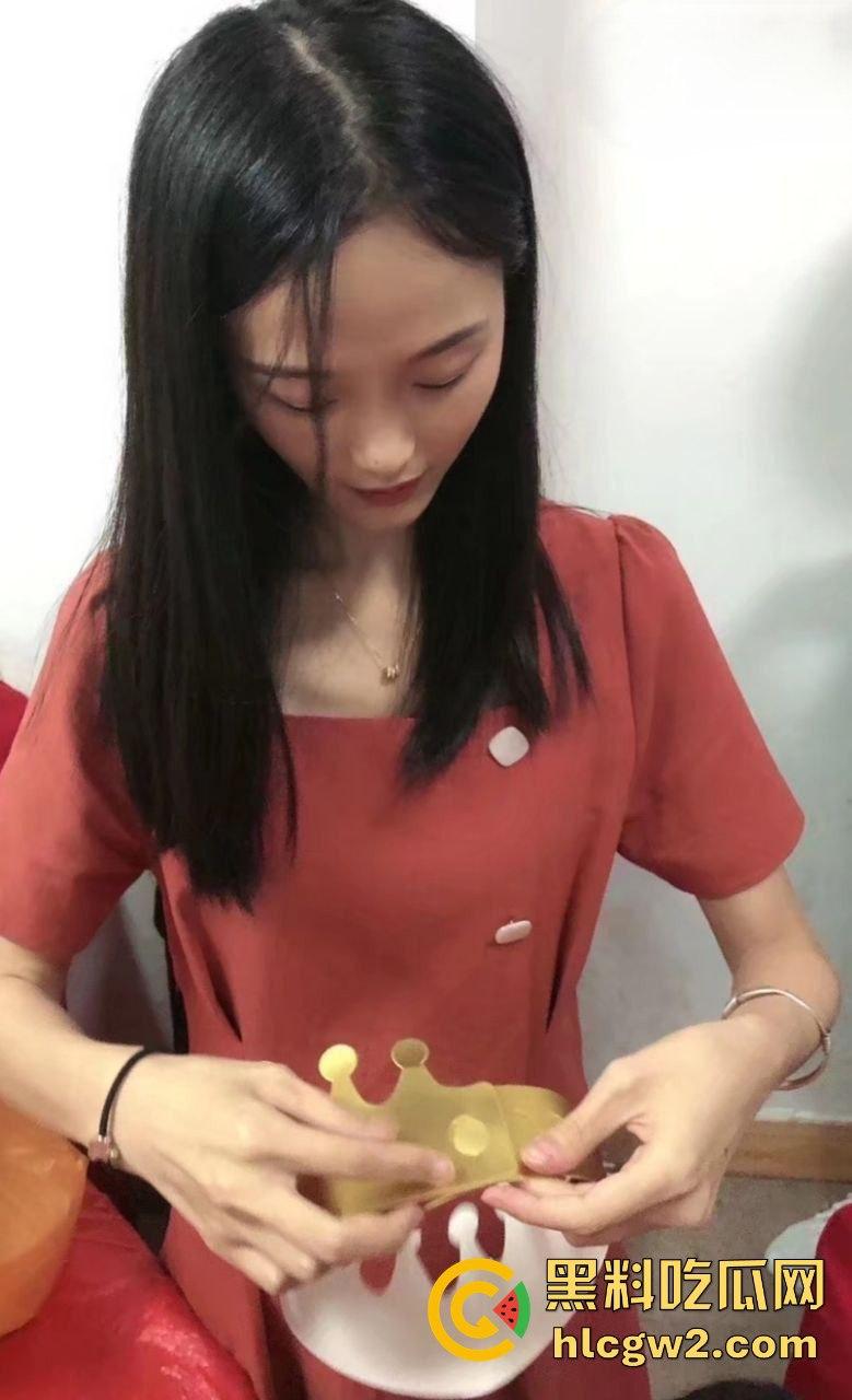 福建【郑雨桐】人妻反差震惊众人 表面端庄贤惠 私下性瘾超大 天天背着老公出去当出轨母狗！-6