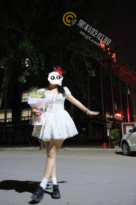 露出反差婊甜甜 「yiyii_01」大马路露出惊现,日常生活照与福利姬身份巨大反差引热议!-1