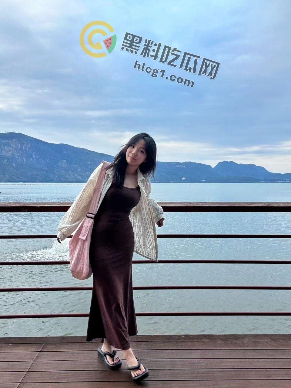 露出反差婊甜甜 「yiyii_01」大马路露出惊现,日常生活照与福利姬身份巨大反差引热议!-4