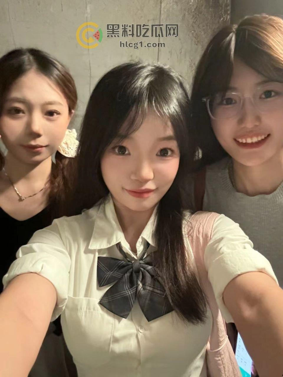 露出反差婊甜甜 「yiyii_01」大马路露出惊现,日常生活照与福利姬身份巨大反差引热议!-6