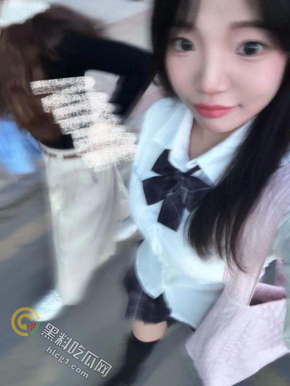 露出反差婊甜甜 「yiyii_01」大马路露出惊现,日常生活照与福利姬身份巨大反差引热议!-7