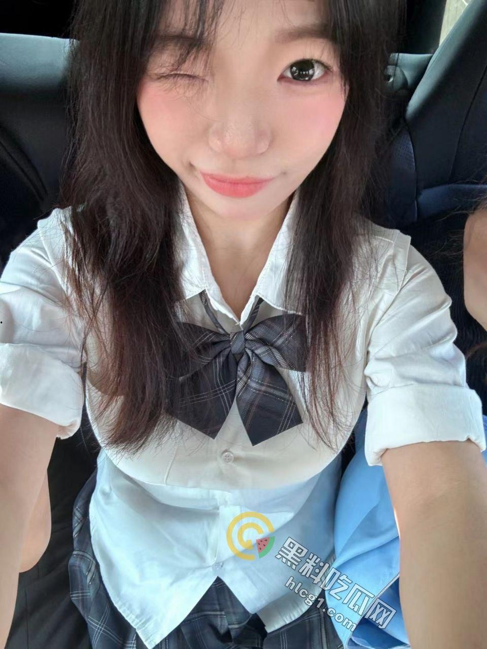 露出反差婊甜甜 「yiyii_01」大马路露出惊现,日常生活照与福利姬身份巨大反差引热议!-8