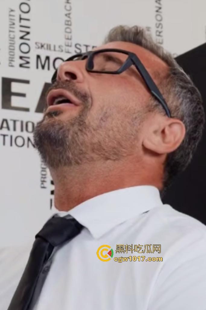 欧美职场痴女【Hailey Rose】和好友双飞上司！诱惑上司后入猛干，操着B嘴里还舔着脚，灶台都快要翻了！-1