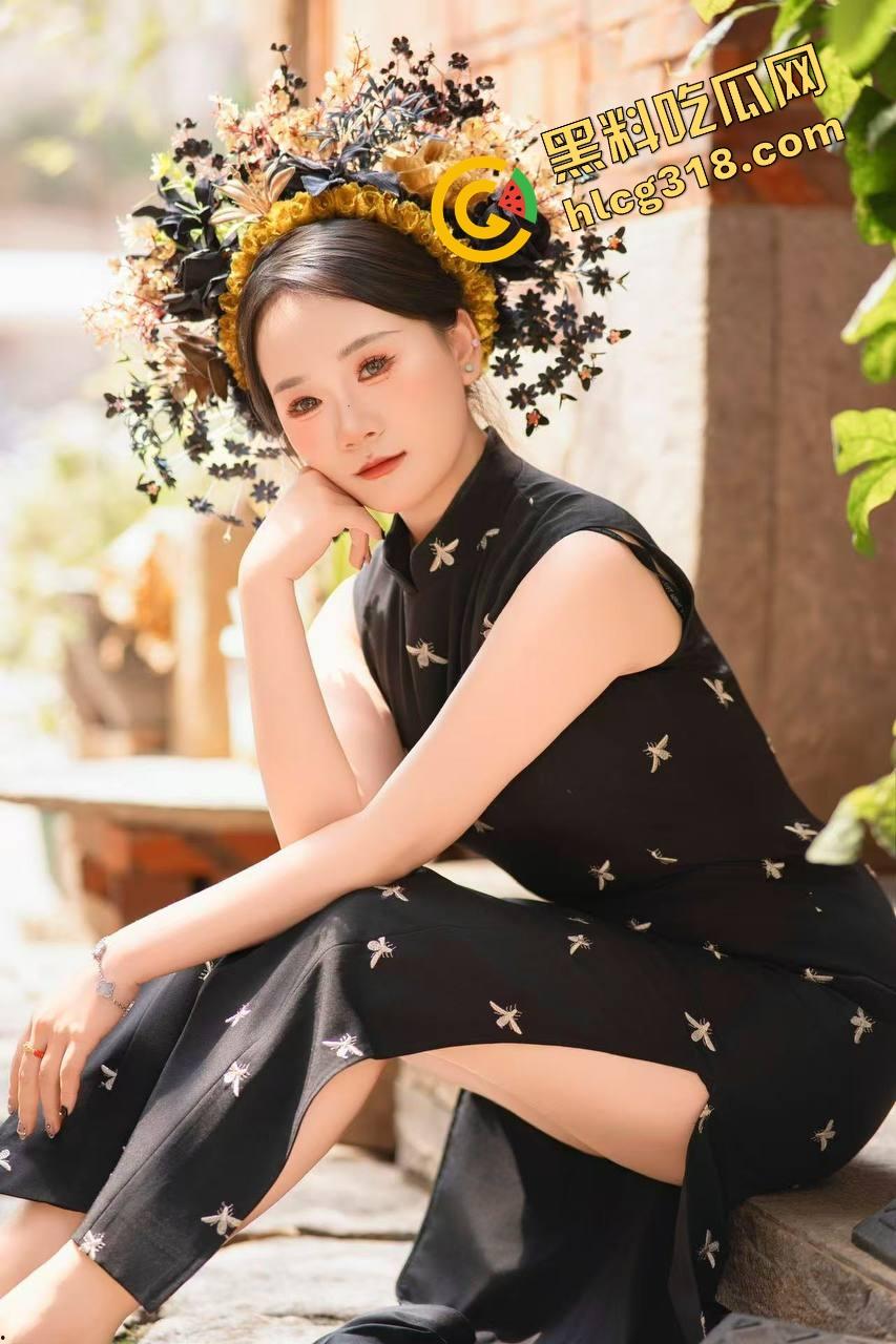 谁能想到吃个瓦匠烤鱼都能碰到厕所操逼，外面收瓶子里面打桩啪啪声盖过店里音乐，骚货一声不吭！-5