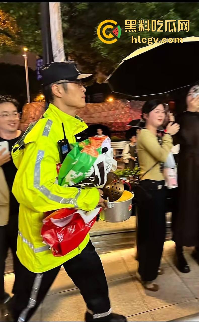 上海中山公园coser夜晚集体发疯,唱歌玩得嗨被带走!场面混乱如甄嬛传翻拍!-4