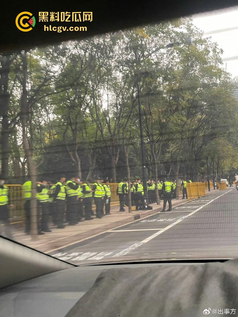 上海中山公园coser夜晚集体发疯,唱歌玩得嗨被带走!场面混乱如甄嬛传翻拍!-10