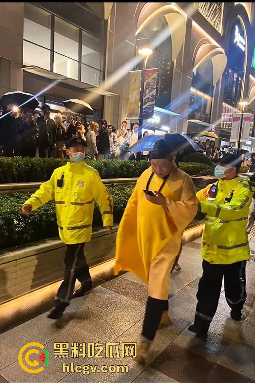 上海中山公园coser夜晚集体发疯,唱歌玩得嗨被带走!场面混乱如甄嬛传翻拍!-16