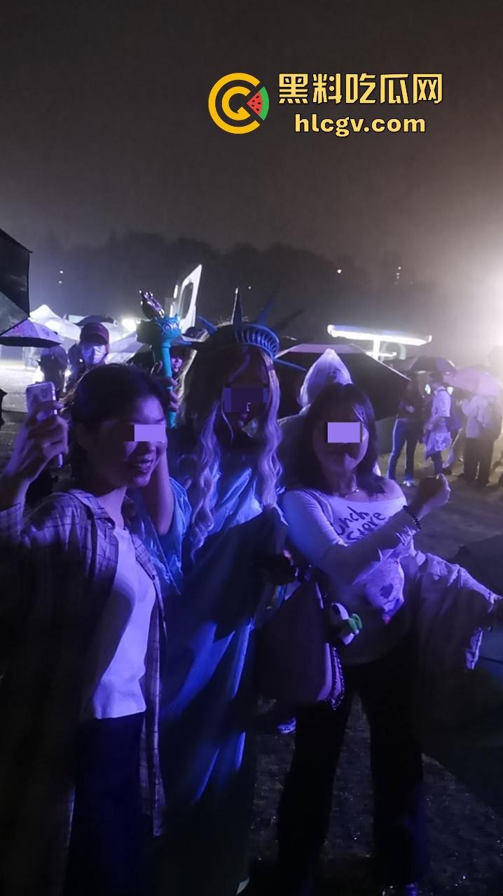 上海中山公园coser夜晚集体发疯,唱歌玩得嗨被带走!场面混乱如甄嬛传翻拍!-19