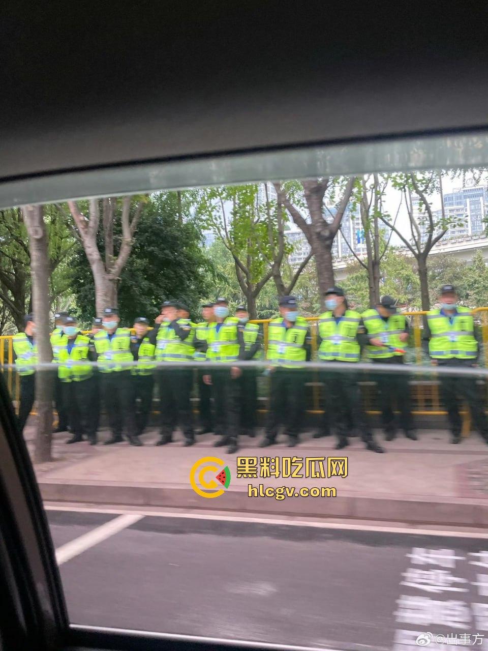 上海中山公园coser夜晚集体发疯,唱歌玩得嗨被带走!场面混乱如甄嬛传翻拍!-22