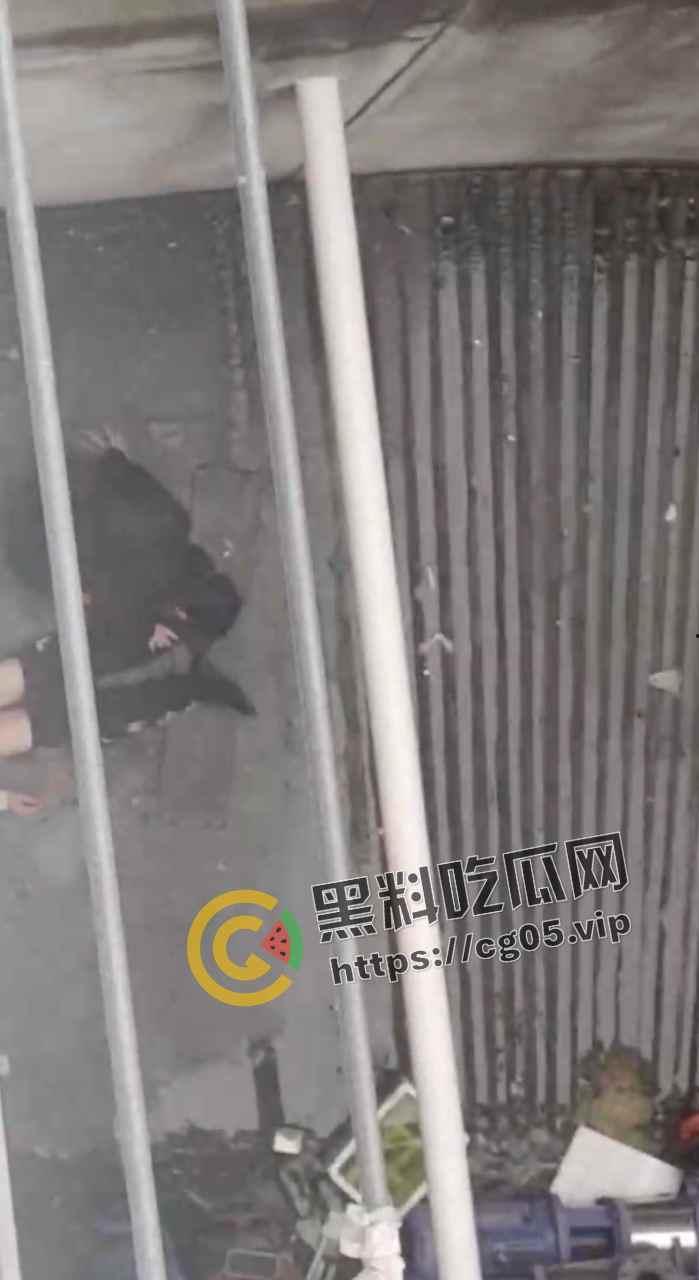 马鞍山职业技术学院 小情侣大白天就在女生宿舍楼下打野战 旺盛的荷尔蒙按耐不住-3