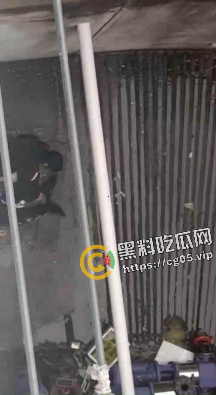 马鞍山职业技术学院 小情侣大白天就在女生宿舍楼下打野战 旺盛的荷尔蒙按耐不住-6