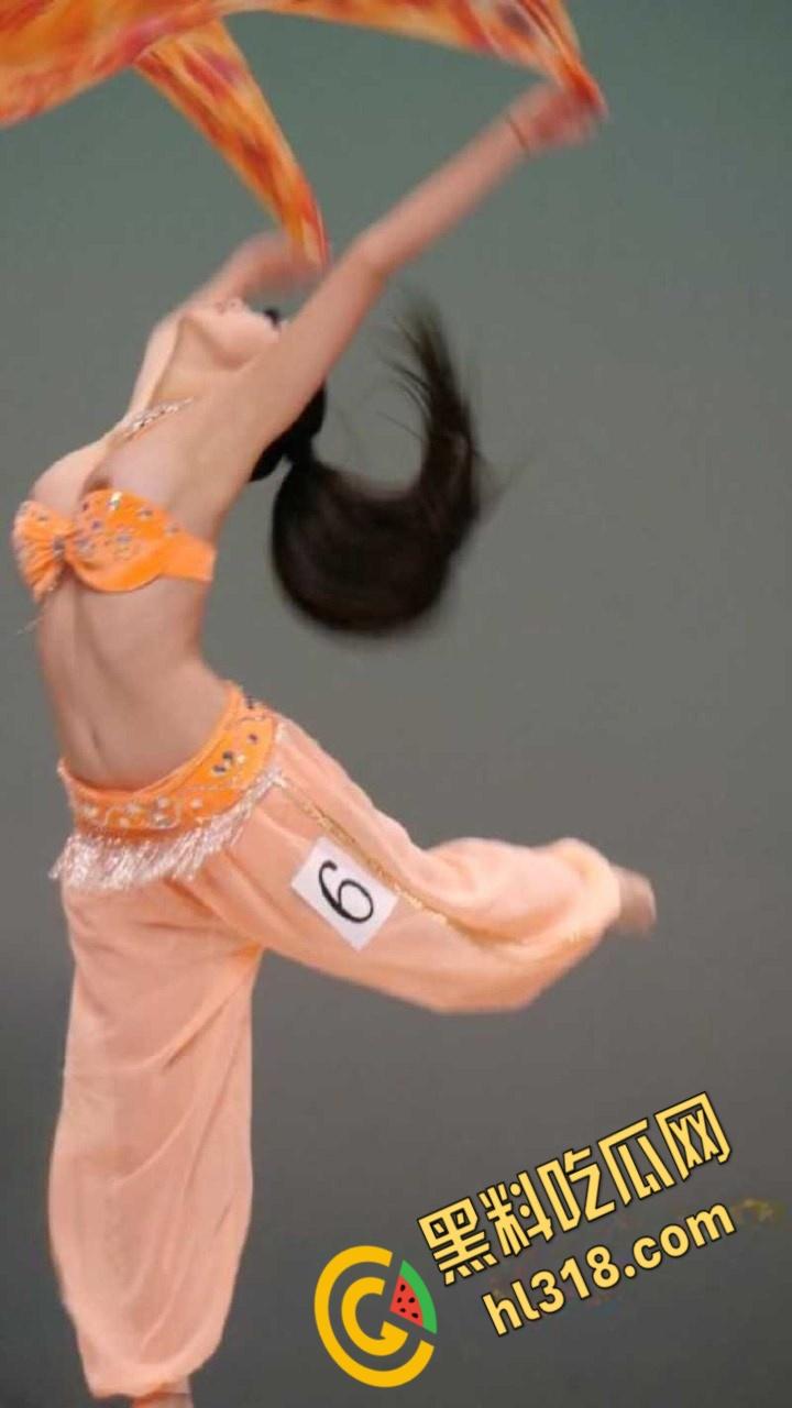 西北民族大学舞蹈学院，又出一位甩奶学妹，考试身穿抹胸吊带，硕大的奶子左摇右摆，奶头清晰可见 ！-5