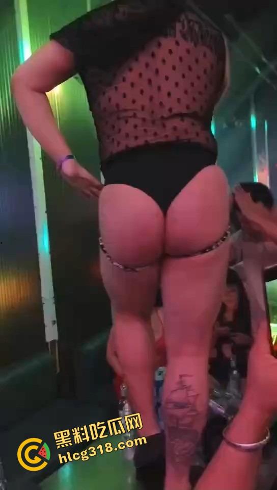 成都夜场男模骚气透视装勒出屁股缝桌上热舞，富婆少妇全程口水直流，这还真是天府之国该有的排面！-1