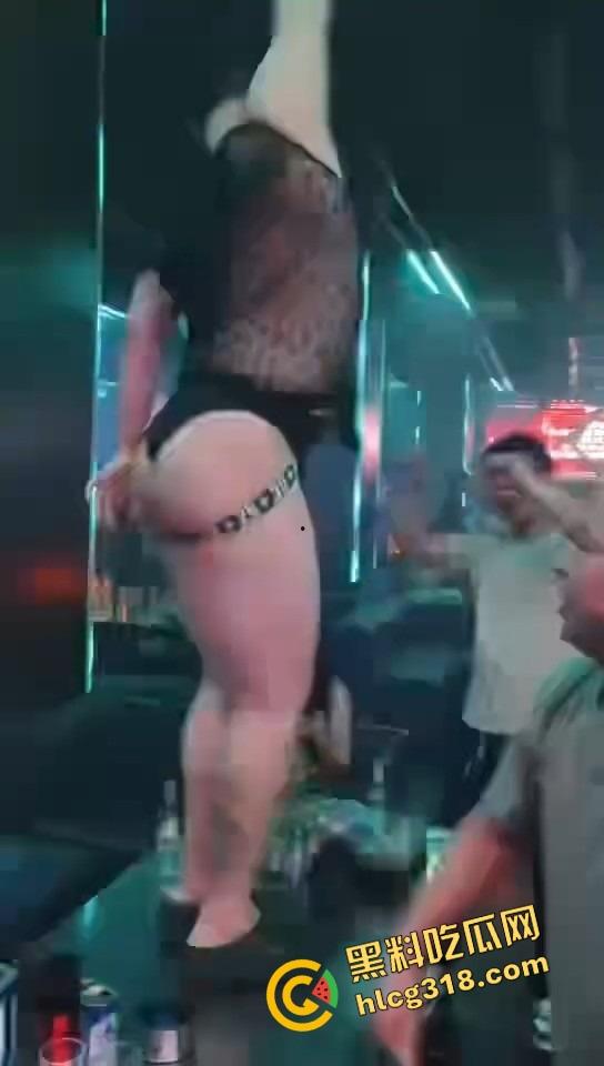 成都夜场男模骚气透视装勒出屁股缝桌上热舞，富婆少妇全程口水直流，这还真是天府之国该有的排面！-9