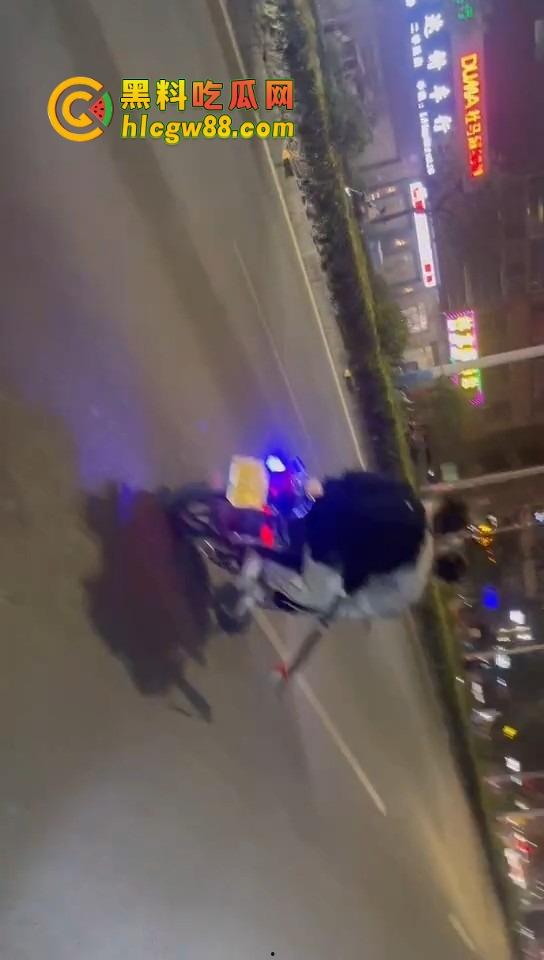 揭阳下架山精神小伙打架砸车，不讲武德鬼火摩托青龙刀操场开干，战地记者全程录炫耀！-1