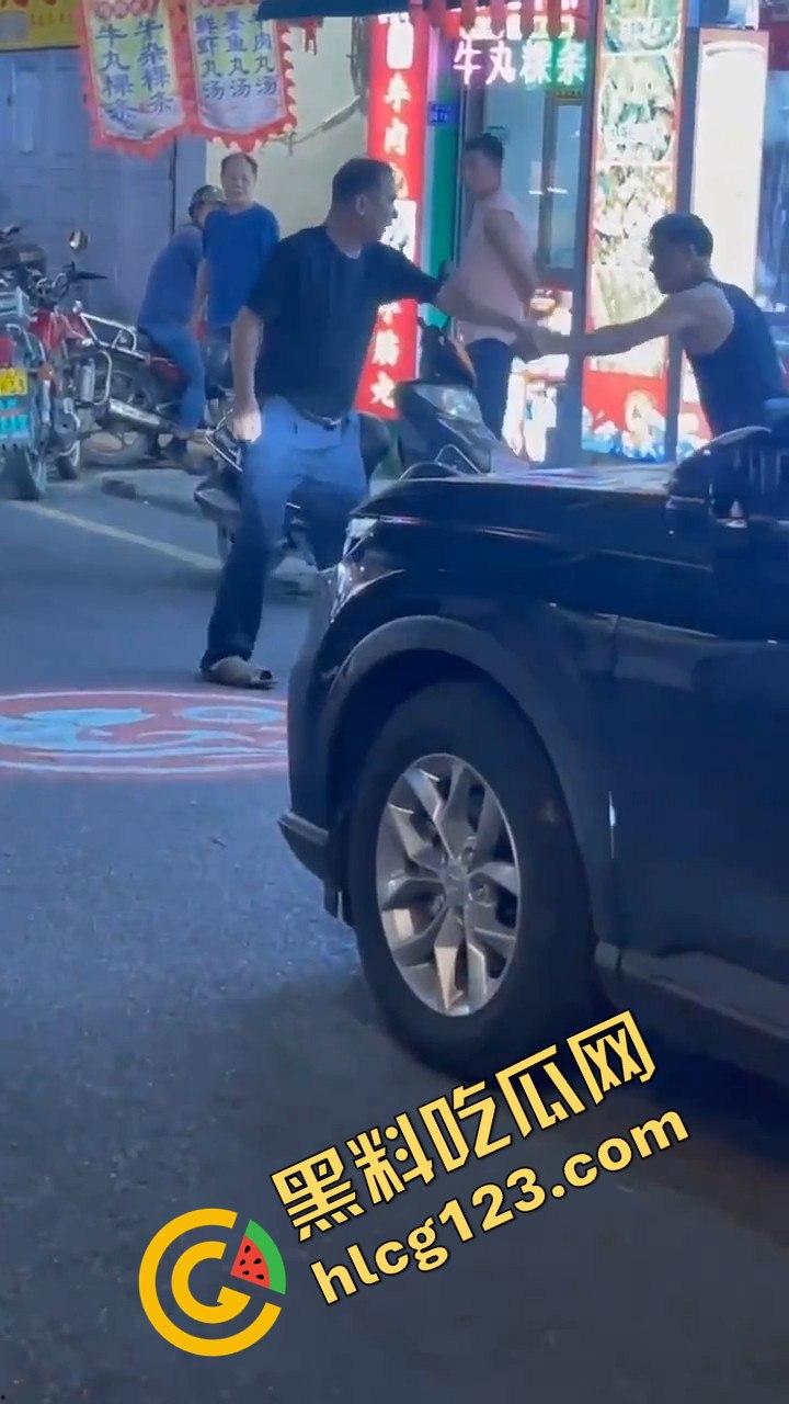 背心哥PK摩托车选手!见一次打一次,背心哥为何如此讨厌摩托车手?-4