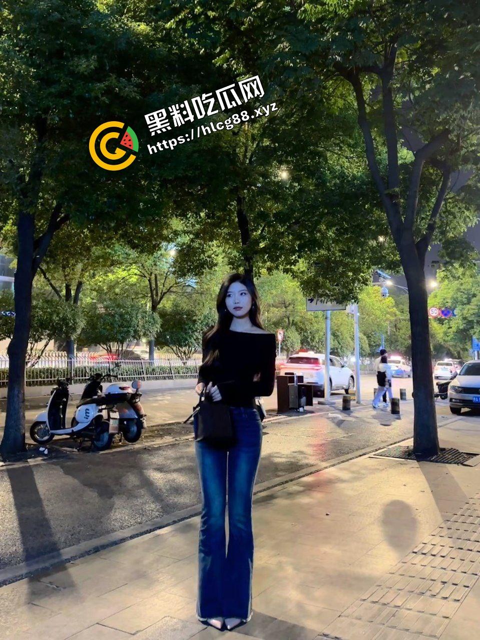 深山里的大山姑玩刺激露出!与单男爬山上树后入打野战,这是要用返祖行为繁殖后代吗?-1