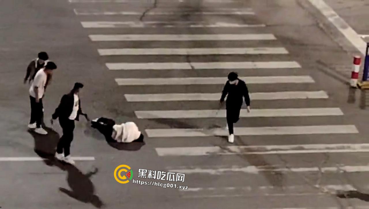 河南信阳古惑仔！大街上持刀砍杀 宛如黑帮片械斗  杀了就走 年轻人就是天不怕地不怕啊-5