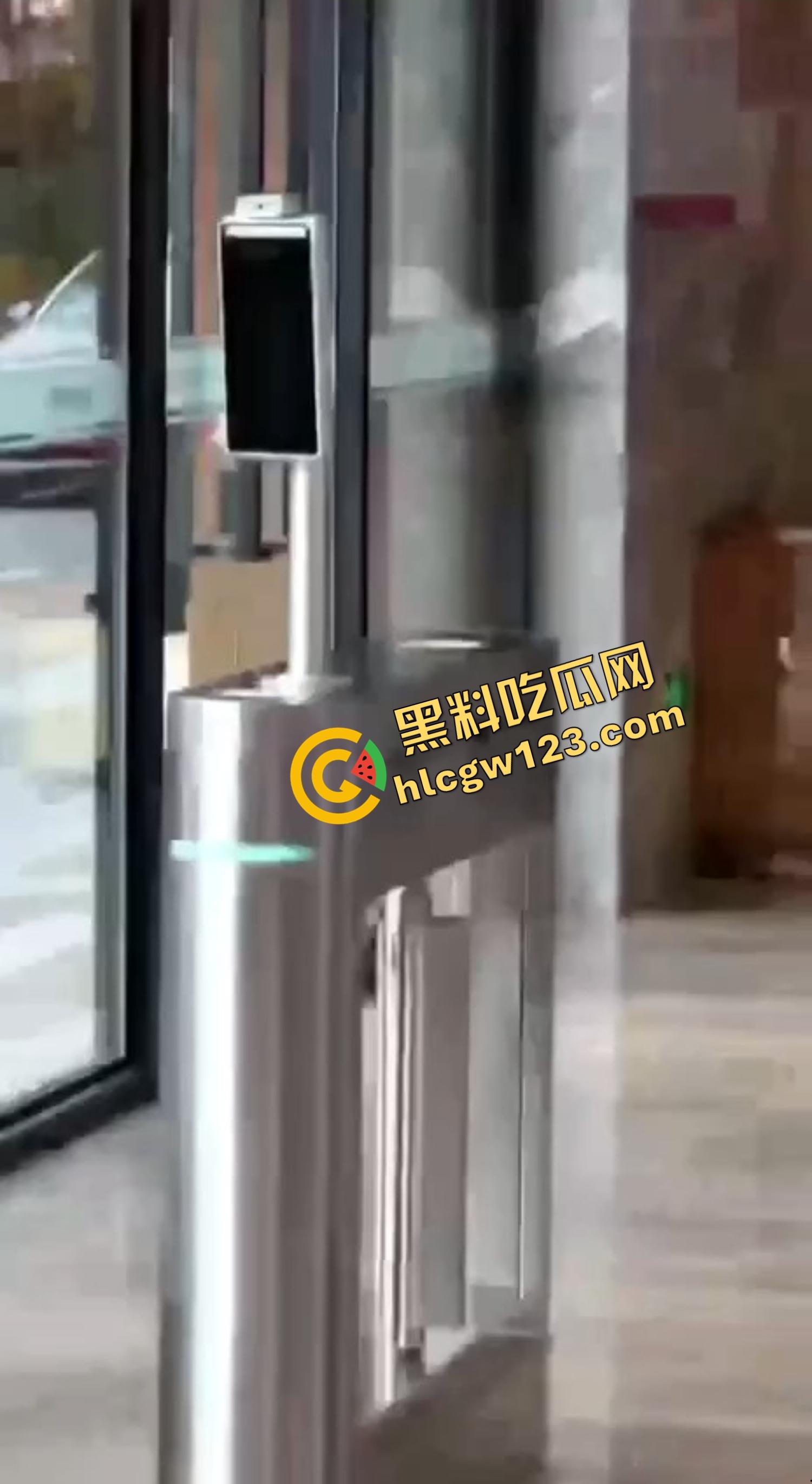 深圳龙华新龙大厦讨薪不成血腥砍头摔楼下，老赖换老板被狠人极限11送上西天，脑袋滚地血溅三尺！-7