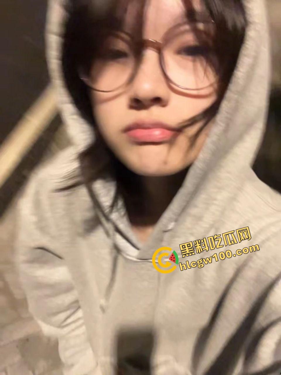 海南海口骚贱少妇人妻母狗【周心诺】眼镜婊白虎肥逼手指塞满,掐脖爆操淫叫连连!独家曝光流出!-2