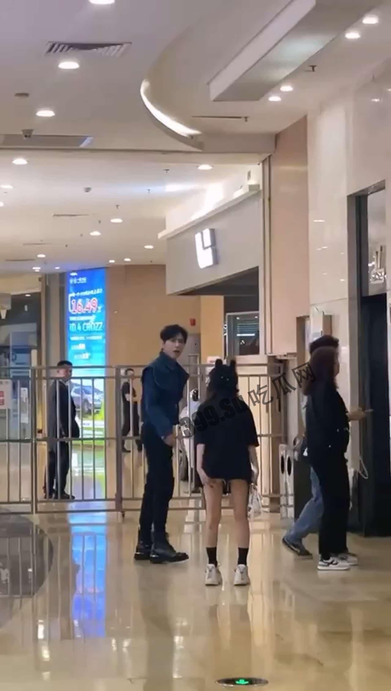 4月27日广东阳江的网红，江女生带他来江门，俩人不是男女朋友，男的睡完她又睡她朋友，女的气不过要来揭穿男子-4