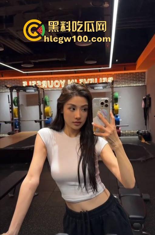 抖音反差婊【殷萧童】的大瓜吃了吗,直播双开一半抖音一半黄播的女主现化身名媛妄想挣脱互联网记忆。-4