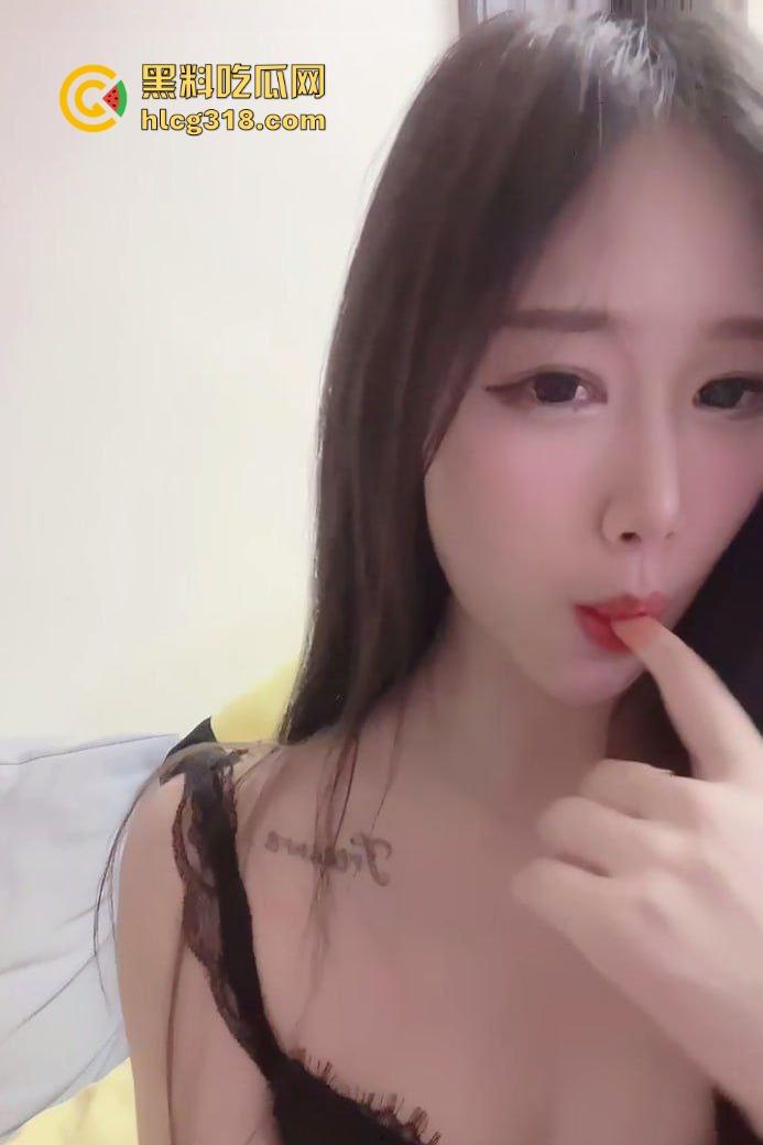 杭州清纯女神居家自拍视频流出,高颜值反差母狗骚舞诱惑,巨长美腿极品身材,这种货色收贵点都不过分!-1