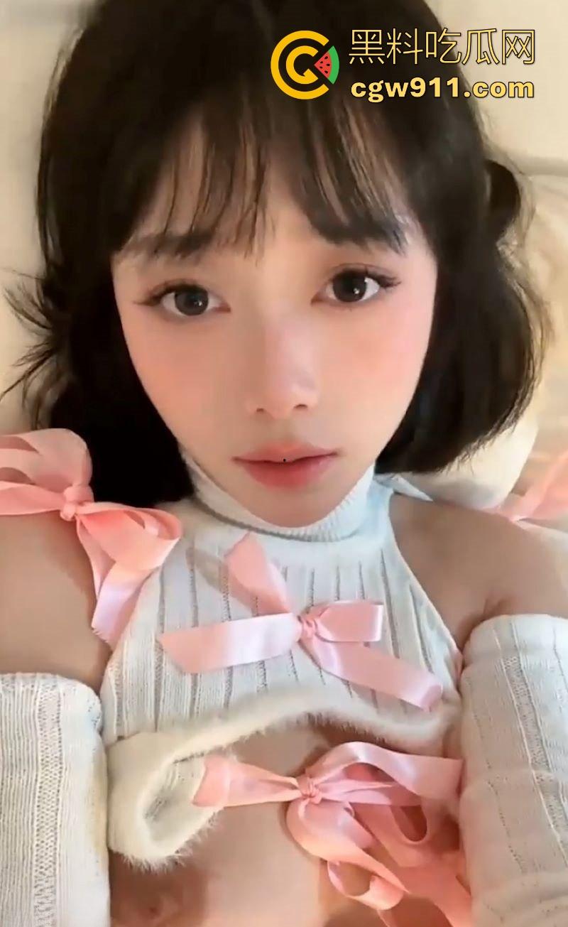 高颜值白虎福利姬【露娜酱】自慰福利视频曝光，美乳挺翘翘臀圆润，对着白虎穴一插到底，蜜汁喷涌简直爱了！-1