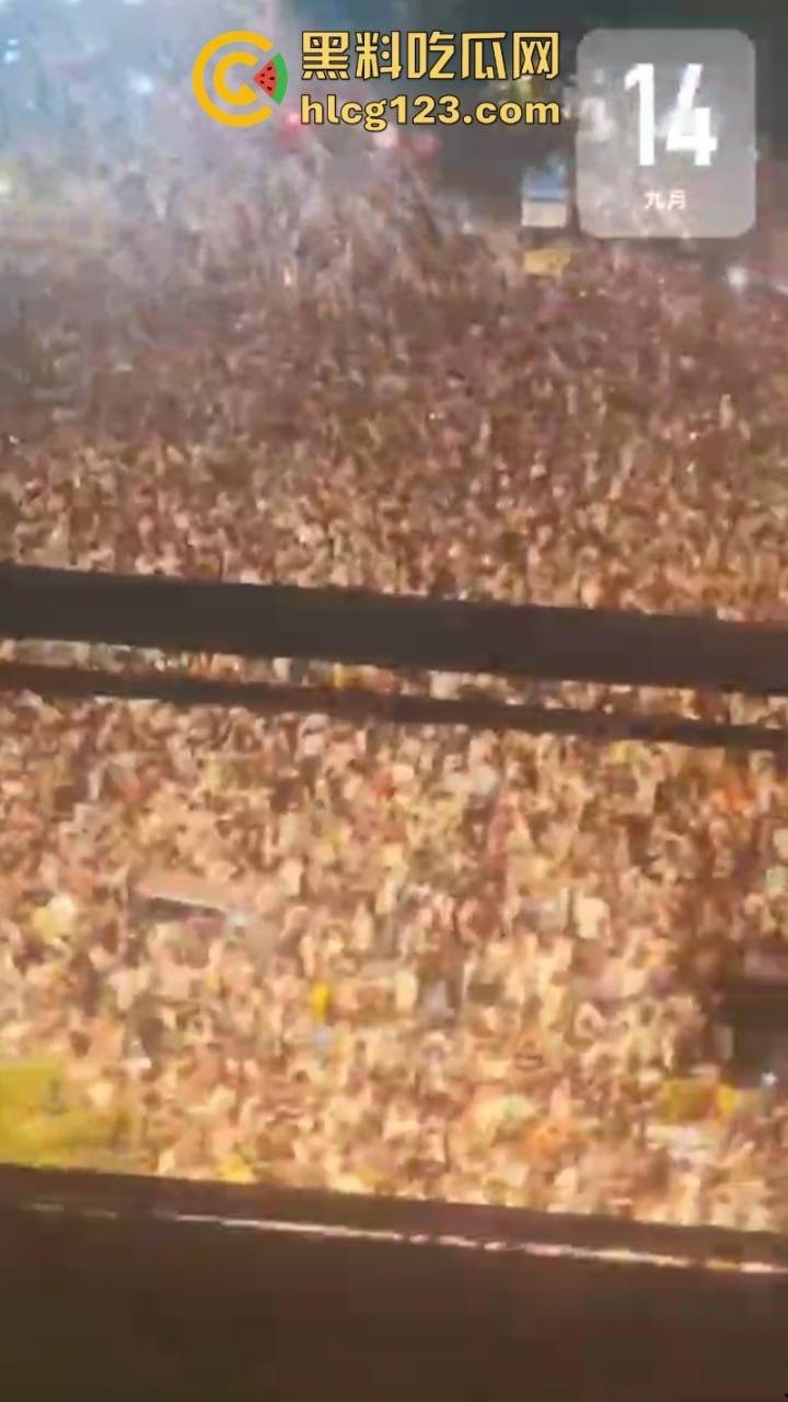 城市打拳挑战赛武汉烟花秀哪有打架好看!“一场烟花秀展现出中国人的百态”-7