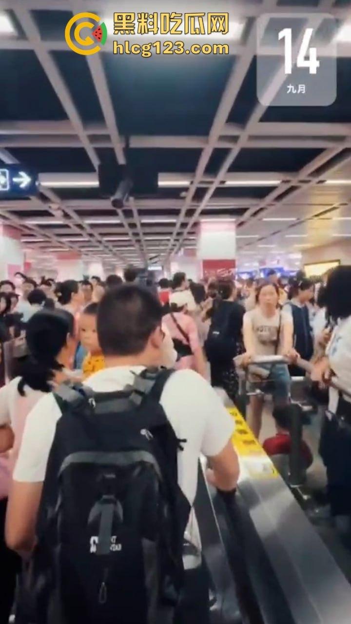 城市打拳挑战赛武汉烟花秀哪有打架好看!“一场烟花秀展现出中国人的百态”-9