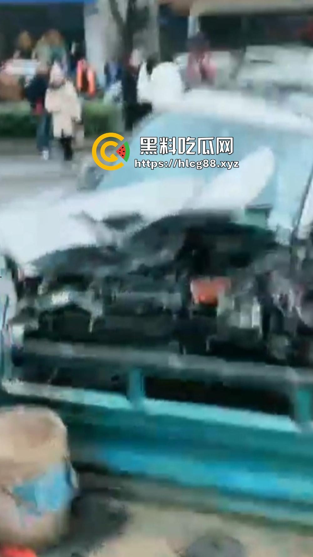 江苏镇江公交狂飙猛操私车，小轿车被撞成烂渣，车主吓得卵缩尿飙魂飞魄散！-3