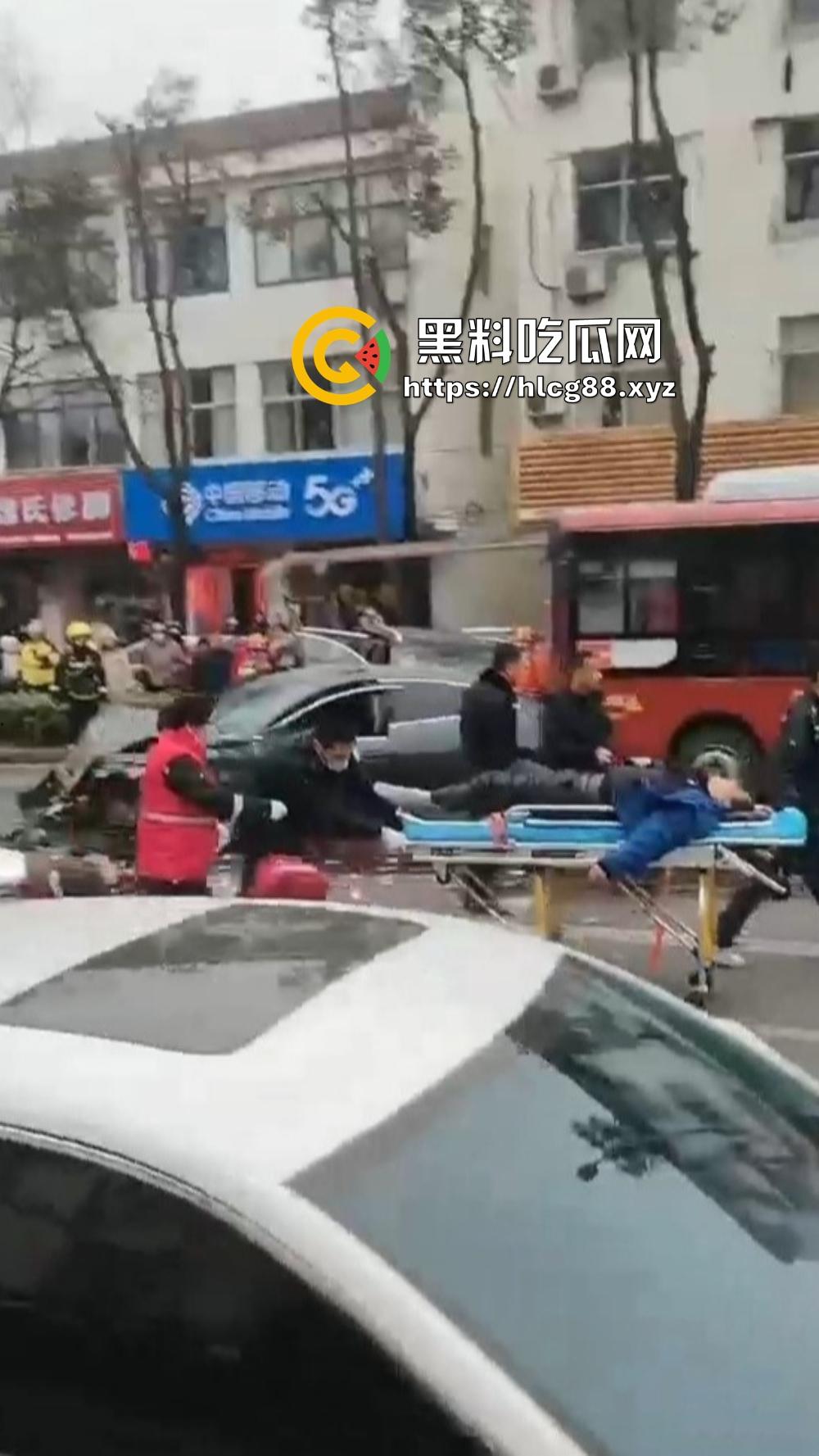 江苏镇江公交狂飙猛操私车，小轿车被撞成烂渣，车主吓得卵缩尿飙魂飞魄散！-4