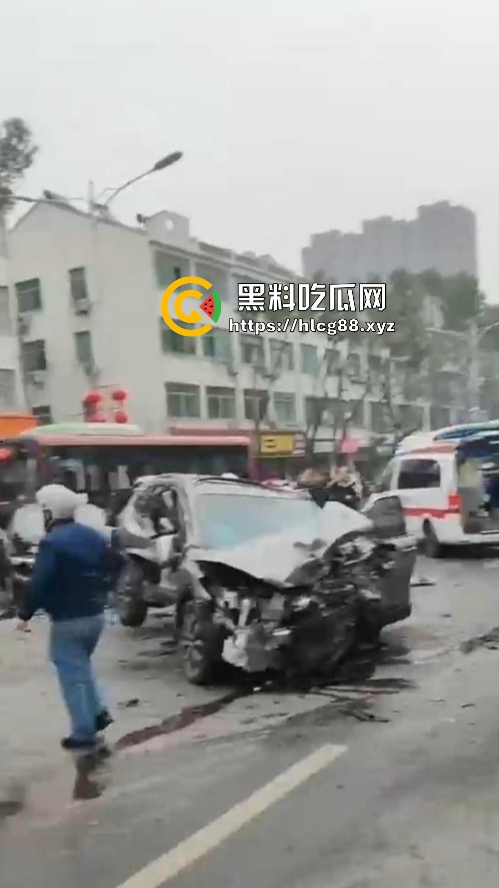 江苏镇江公交狂飙猛操私车，小轿车被撞成烂渣，车主吓得卵缩尿飙魂飞魄散！-5