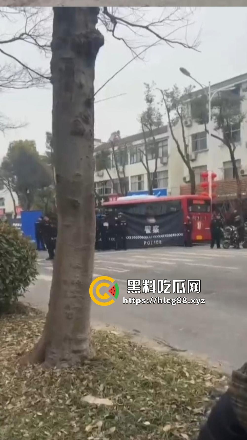 江苏镇江公交狂飙猛操私车，小轿车被撞成烂渣，车主吓得卵缩尿飙魂飞魄散！-7