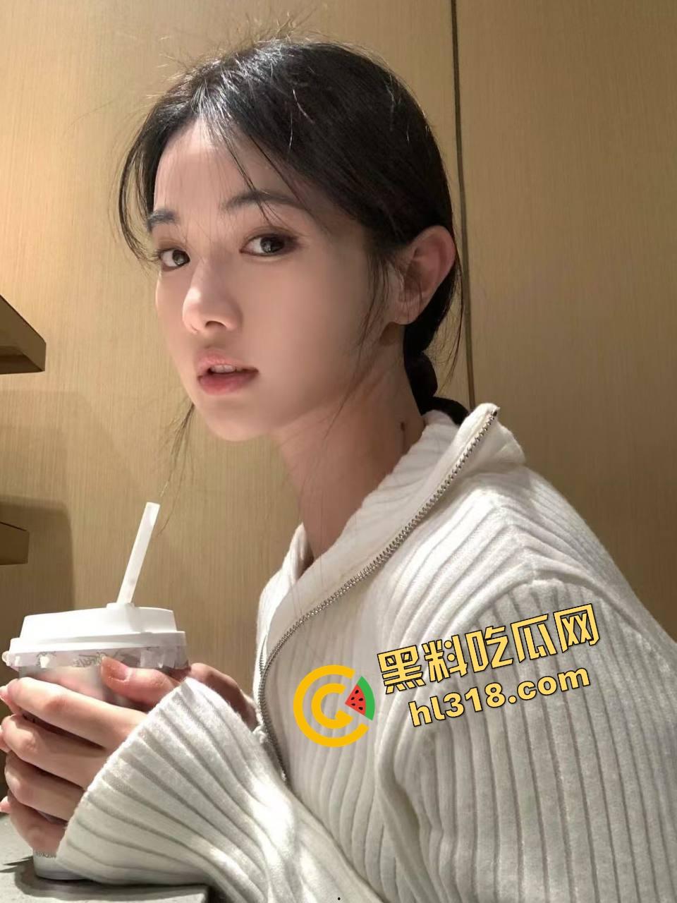 怪不得骚货都爱黑皮大鸡巴，巧克力从嘴到穴全都能用，反方向大黑棍插到翻白眼，这种花样谁不想试一试？-5