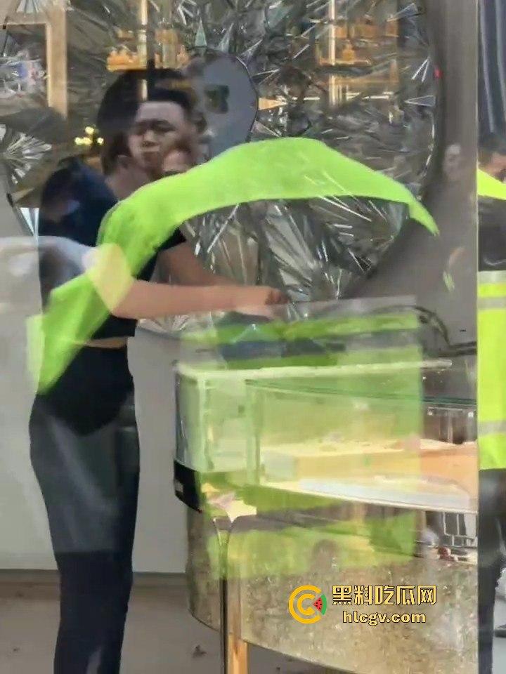 成都太古里00后女孩发疯砸店！要妈妈买Tiffany不买就砸，砸完还甩一句我有抑郁症，这不是笑死人吗？-3
