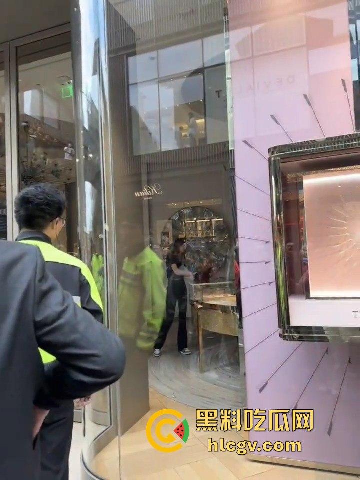 成都太古里00后女孩发疯砸店！要妈妈买Tiffany不买就砸，砸完还甩一句我有抑郁症，这不是笑死人吗？-6
