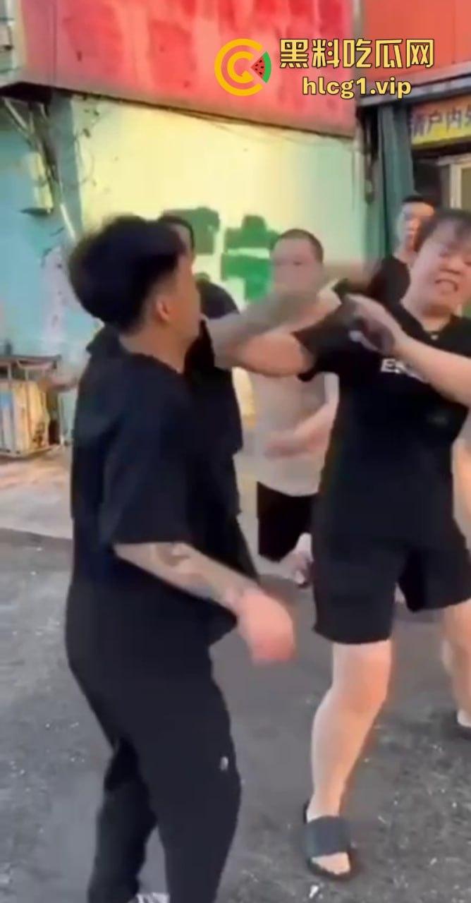 抖音网红【王天缘】青岛砸车 以一敌三事件持续升级！王天缘录制视频声称找斩虎陪葬！-6