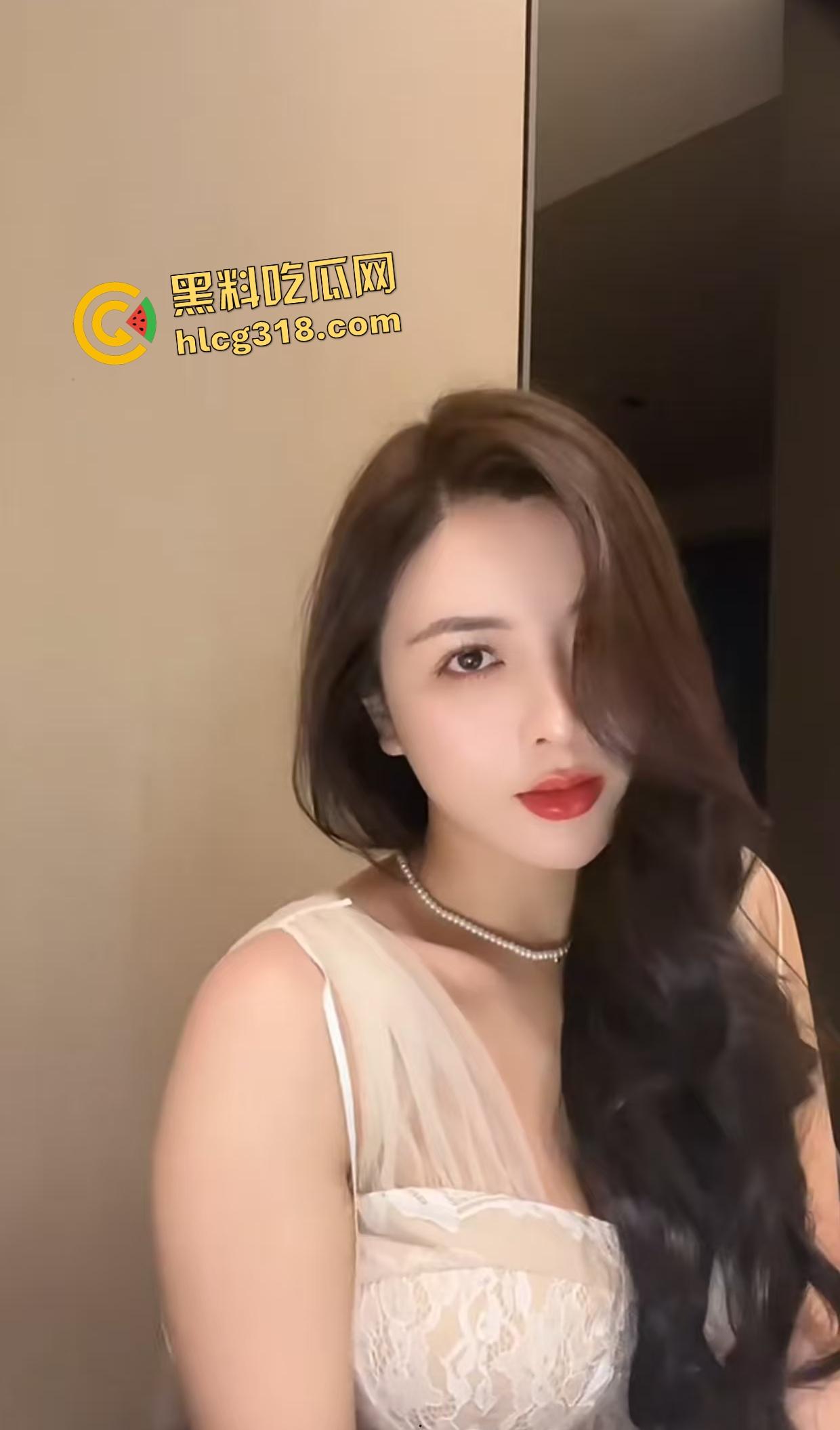 饥渴少妇吃鸡巴如“奥拉夫”开大！女上位腰臀合力狂扭鸡巴，爽到男的喔喔叫！-2