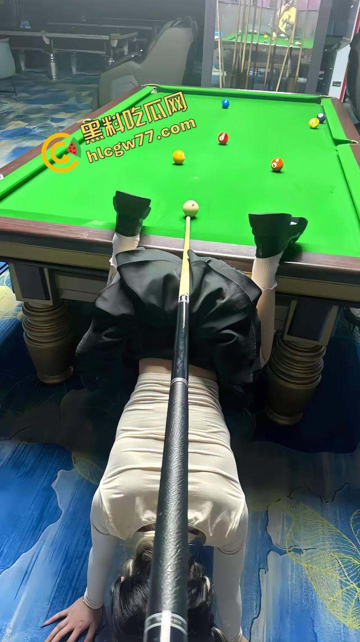 台球厅不打球只点陪玩，台球媛身材顶到不行穿吊带弯腰捡球露沟，拿身体给大哥架杆！-10