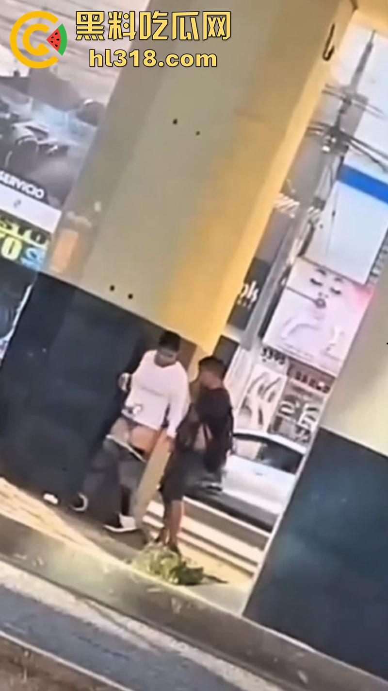 情急起来真的不避人啊！街拍开放男女立交桥下性爱，完全不在乎别人目光，当众后入刺激满满！-1