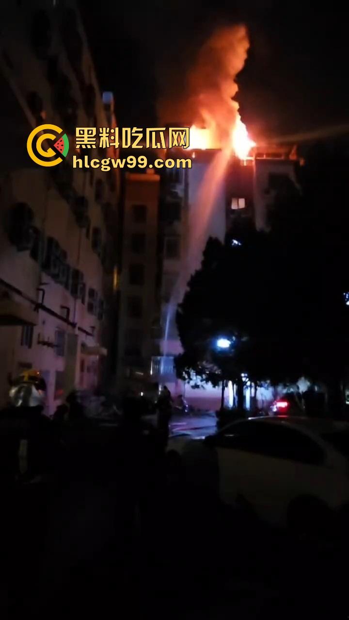 厦门小区楼顶火烧屁股，裸女6楼栏杆上被困哭成傻逼，物业还在睡大觉！-7