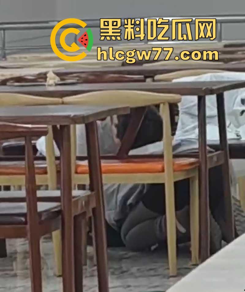 大学食堂情侣当场上演成人片 激情舌吻跪着给男友撸管 钻桌底含鸡巴 偷拍视频火遍全网！-5