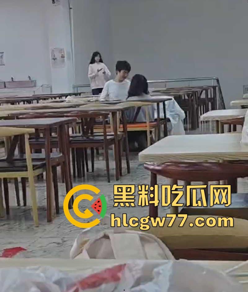 大学食堂情侣当场上演成人片 激情舌吻跪着给男友撸管 钻桌底含鸡巴 偷拍视频火遍全网！-7