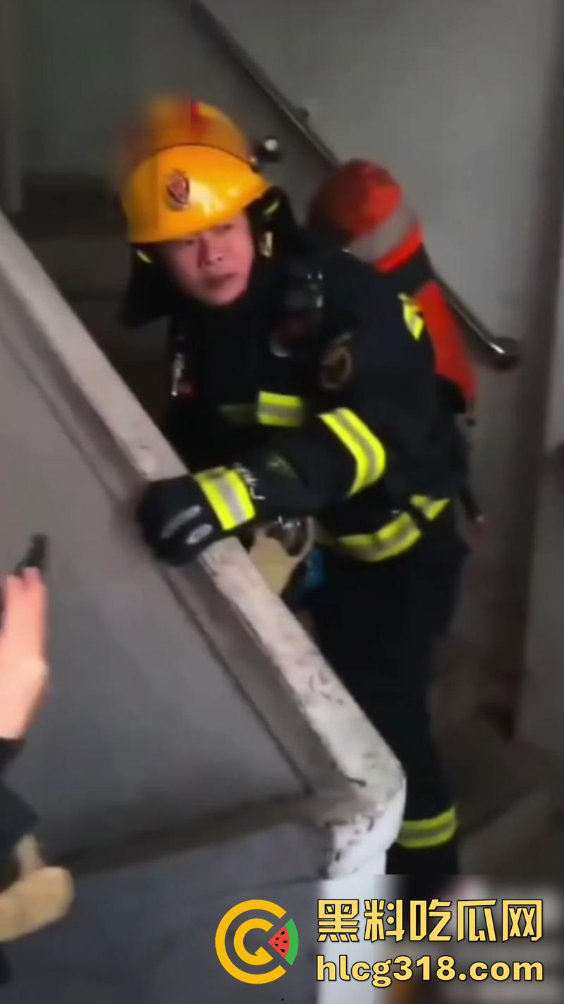 她嘴里的救命很可能是爽翻了，楼下女人大喊救命，邻居拨打119，消防员破门而入竟看到精彩一幕！-2