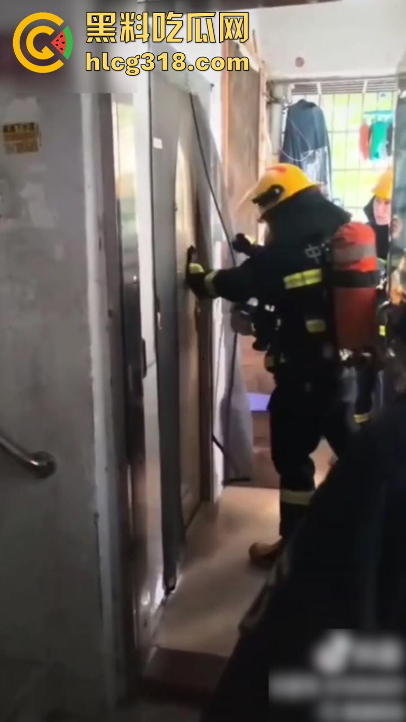 她嘴里的救命很可能是爽翻了，楼下女人大喊救命，邻居拨打119，消防员破门而入竟看到精彩一幕！-5